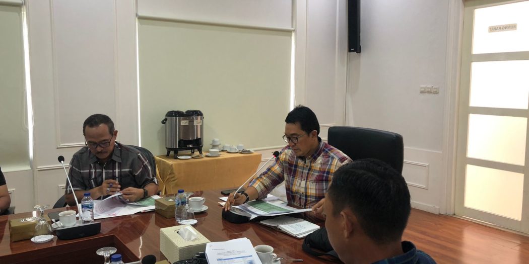 Asisten Perekonomian dan Pembangunan Sekretariat Daerah (Setda) Muba, Andi Wijaya Busro, saat memimpin Rapat Persiapan Roadshow Literasi dan Inklusi Keuangan di 17 Kabupaten dan Kota se Sumatera Selatan Tahun 2023 di Kabupaten Muba, bertempat di Kantor Perwakilan Muba di Palembang, pada hari Sabtu tanggal 2 September 2023. (foto : Humas Pemkab Muba)