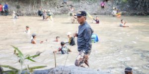 Pj. Bupati Kabupaten Musi Banyuasin, H. Apriyadi Mahmud, menghadiri kegiatan bekarang di Desa Bandar Jaya Kecamatan Sekayu, pada hari Minggu tanggal 3 September 2023. (foto : Humas Pemkab Muba)