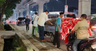 Ketua Pimpinan Cabang (Pimcab) Partai Kebangkitan Nusantara (PKN), Riswendi, memimpin langsung pemasangan atribut partai guna menyambut kedatangan Ketua Pimpinan Nasional (Pimnas), Anas Urbaningrum. (foto : bekisarmedia.id/Diki christian)