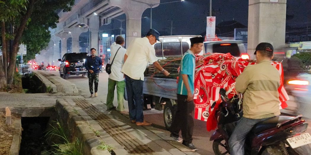 Ketua Pimpinan Cabang (Pimcab) Partai Kebangkitan Nusantara (PKN), Riswendi, memimpin langsung pemasangan atribut partai guna menyambut kedatangan Ketua Pimpinan Nasional (Pimnas), Anas Urbaningrum. (foto : bekisarmedia.id/Diki christian)
