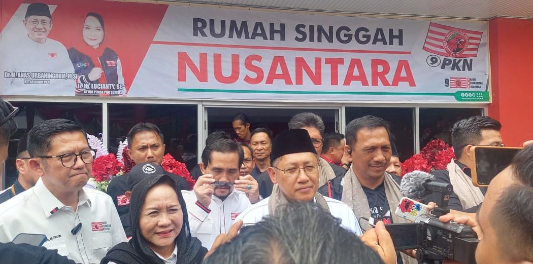 Ketua Umum Pimpinan Nasional Partai Kebangkitan Nusantara, Anas Urbaningrum, didampingi Ketua Pimpinan Daerah Partai Kebangkitan Nusantara Provinsi Sumatera Selatan, Hj. Lucianty, saat meresmikan Rumah Singgah Nusantara, hari Minggu tanggal 10 September 2023.