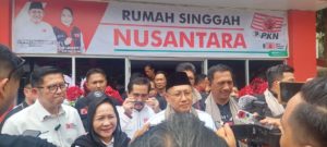 Ketua Umum Pimpinan Nasional Partai Kebangkitan Nusantara, Anas Urbaningrum, didampingi Ketua Pimpinan Daerah Partai Kebangkitan Nusantara Provinsi Sumatera Selatan, Hj. Lucianty, saat meresmikan Rumah Singgah Nusantara, hari Minggu tanggal 10 September 2023.