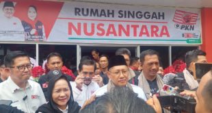 Ketua Umum Pimpinan Nasional Partai Kebangkitan Nusantara, Anas Urbaningrum, didampingi Ketua Pimpinan Daerah Partai Kebangkitan Nusantara Provinsi Sumatera Selatan, Hj. Lucianty, saat meresmikan Rumah Singgah Nusantara, hari Minggu tanggal 10 September 2023.