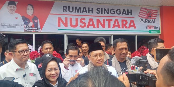 Ketua Umum Pimpinan Nasional Partai Kebangkitan Nusantara, Anas Urbaningrum, didampingi Ketua Pimpinan Daerah Partai Kebangkitan Nusantara Provinsi Sumatera Selatan, Hj. Lucianty, saat meresmikan Rumah Singgah Nusantara, hari Minggu tanggal 10 September 2023.