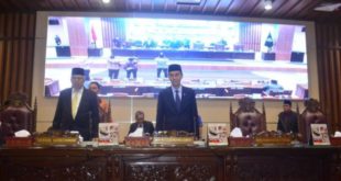 Wakil Gubernur Provinsi Sumatera Selatan, Mawardi Yahya, bersama Wakil Ketua DPRD Sumsel, Muchendi, mendengarkan Pandangan Umum Fraksi-Fraksi pada Rapat Paripurna LXVII tentang Pembahasan Raperda Perubahan APBDI Sumsel Tahun 2023.