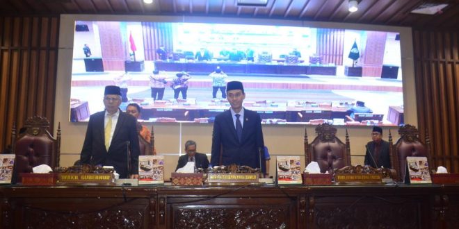 Wakil Gubernur Provinsi Sumatera Selatan, Mawardi Yahya, bersama Wakil Ketua DPRD Sumsel, Muchendi, mendengarkan Pandangan Umum Fraksi-Fraksi pada Rapat Paripurna LXVII tentang Pembahasan Raperda Perubahan APBDI Sumsel Tahun 2023.