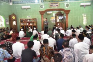 Gubernur Provinsi Sumatera Selatan (Sumsel), Herman Deru, menggelar Safari Jum'at di masjid Miftahul Jannah yang berada di Jalan Naskah III, Kelurahan Sukarami, Kecamatan Sukarami, Palembang, pada hari Jum'at tanggal 11 Agustus 2023. (foto : bekisarmedia.id/oyong)
