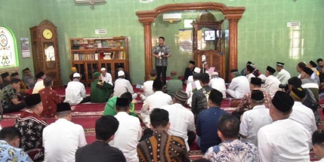 Gubernur Provinsi Sumatera Selatan (Sumsel), Herman Deru, menggelar Safari Jum'at di masjid Miftahul Jannah yang berada di Jalan Naskah III, Kelurahan Sukarami, Kecamatan Sukarami, Palembang, pada hari Jum'at tanggal 11 Agustus 2023. (foto : bekisarmedia.id/oyong)
