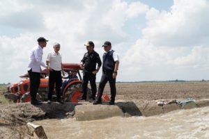 Menteri Pertanian Republik Indonesia, Syahrul Yasin Limpo, bersama Gubernur Sumatera Selatan, Herman Deru, saat meninjau Tanam Perdana Padi Gemas Elnino di Desa Pelabuhan Dalam Kabupaten Ogan Ilir, Sumsel, pada hari Senin tanggal 7 Agustus 2023.