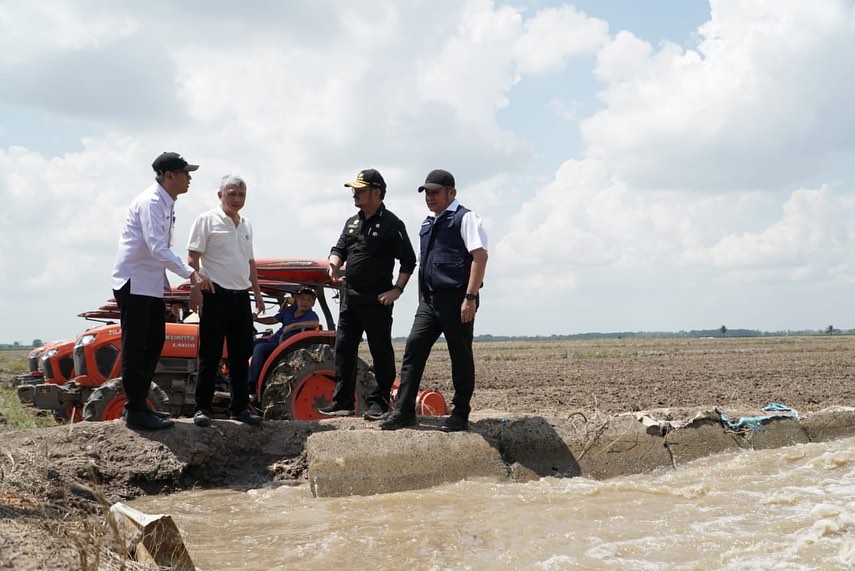 Menteri Pertanian Republik Indonesia, Syahrul Yasin Limpo, bersama Gubernur Sumatera Selatan, Herman Deru, saat meninjau Tanam Perdana Padi Gemas Elnino di Desa Pelabuhan Dalam Kabupaten Ogan Ilir, Sumsel, pada hari Senin tanggal 7 Agustus 2023.