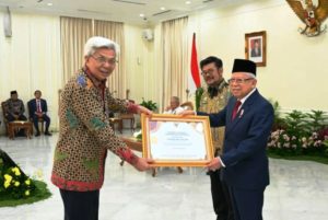 Wakil Presiden (Wapres) Republik Indonesia, K.H Ma’ruf Amin, menyerahkan penghargaan Adhikarya Naraya Pembangunan Pertanian kepada Pemerintah Provinsi (Pemprov) Sumatera Selatan (Sumsel) di Istana Negara, pada hari Senin tanggal 14 Agustus 2023.