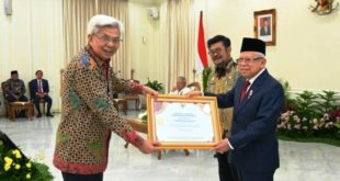Wakil Presiden (Wapres) Republik Indonesia, K.H Ma’ruf Amin, menyerahkan penghargaan Adhikarya Naraya Pembangunan Pertanian kepada Pemerintah Provinsi (Pemprov) Sumatera Selatan (Sumsel) di Istana Negara, pada hari Senin tanggal 14 Agustus 2023.