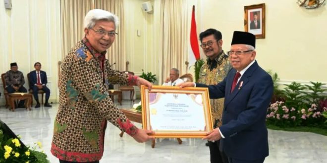 Wakil Presiden (Wapres) Republik Indonesia, K.H Ma’ruf Amin, menyerahkan penghargaan Adhikarya Naraya Pembangunan Pertanian kepada Pemerintah Provinsi (Pemprov) Sumatera Selatan (Sumsel) di Istana Negara, pada hari Senin tanggal 14 Agustus 2023.