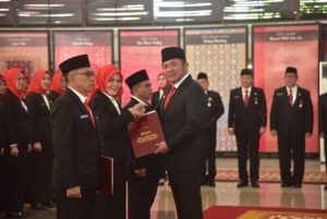 Gubernur Provinsi Sumatera Selatan (Sumsel), Herman Deru, menyerahkan Satya Lancana Karya Satya kepada Aparatur Sipil Negara (ASN) di lingkungan Pemerintah Provinsi (Pemprov) Sumsel yang telah mengabdi selama 10 Tahun, 20 Tahun, dan 30 Tahun, di Griya Agung Palembang, pada hari Selasa tanggal 15 Agustus 2023.