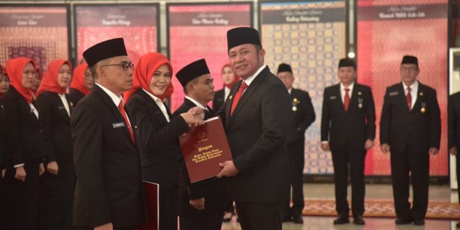 Gubernur Provinsi Sumatera Selatan (Sumsel), Herman Deru, menyerahkan Satya Lancana Karya Satya kepada Aparatur Sipil Negara (ASN) di lingkungan Pemerintah Provinsi (Pemprov) Sumsel yang telah mengabdi selama 10 Tahun, 20 Tahun, dan 30 Tahun, di Griya Agung Palembang, pada hari Selasa tanggal 15 Agustus 2023.