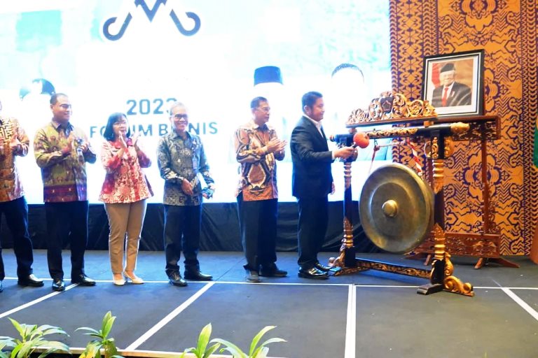 Gubernur Provinsi Sumatera Selatan, Herman Deru, membuka SUMMIT 2023 di Ballroom Hotel Novotel Palembang, pada hari Kamis tanggal 24 Agustus 2023.