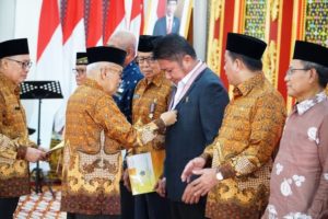 Pengurus Besar (PB) PWRI memberikan penghargaan Piagam Tanda Penghormatan (PTP) Wredatama Nugraha (WN) Utama kepada Gubernur Sumsel, Herman Deru, di Istana Gubernur Griya Agung, Palembang, pada hari Senin tanggal 21 Agustus 2023. (foto : Humas Pemprov Sumsel)