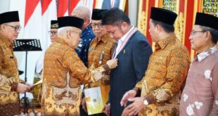 Pengurus Besar (PB) PWRI memberikan penghargaan Piagam Tanda Penghormatan (PTP) Wredatama Nugraha (WN) Utama kepada Gubernur Sumsel, Herman Deru, di Istana Gubernur Griya Agung, Palembang, pada hari Senin tanggal 21 Agustus 2023. (foto : Humas Pemprov Sumsel)