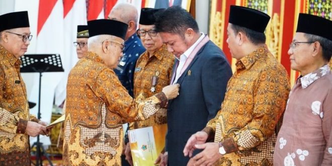 Pengurus Besar (PB) PWRI memberikan penghargaan Piagam Tanda Penghormatan (PTP) Wredatama Nugraha (WN) Utama kepada Gubernur Sumsel, Herman Deru, di Istana Gubernur Griya Agung, Palembang, pada hari Senin tanggal 21 Agustus 2023. (foto : Humas Pemprov Sumsel)