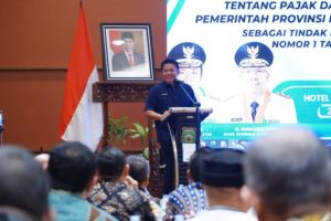 Gubernur Provinsi Sumatera Selatan, Herman Deru, saat menjadi keynote speaker pada Focus Group Discussion (FGD) Diskusi Terarah tentang Pendapatan Asli Daerah (PAD) dan Koordinasi Penyelarasan Penyusunan Raperda tentang Pajak Daerah dan Retribusi Daerah Pemerintah Provinsi dan Pemerintah Kabupaten/Kota sebagai tindak lanjut dari Undang-Undang Nomor 1 Tahun 2022 Tentang HKPD bertempat di Ballromm Hotel Aryaduta Palembang, pada hari Rabu tanggal 23 Agustus 2023.
