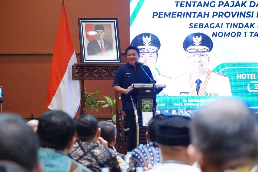 Gubernur Provinsi Sumatera Selatan, Herman Deru, saat menjadi keynote speaker pada Focus Group Discussion (FGD) Diskusi Terarah tentang Pendapatan Asli Daerah (PAD) dan Koordinasi Penyelarasan Penyusunan Raperda tentang Pajak Daerah dan Retribusi Daerah Pemerintah Provinsi dan Pemerintah Kabupaten/Kota sebagai tindak lanjut dari Undang-Undang Nomor 1 Tahun 2022 Tentang HKPD bertempat di Ballromm Hotel Aryaduta Palembang, pada hari Rabu tanggal 23 Agustus 2023.