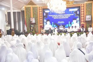 Gubernur Provinsi Sumatera Selatan, Herman Deru, memberikan kata sambutan pada acacra pengajian bersama Pengurus Forum Koordinasi Majelis Taklim (FKMT) Kota Palembang, hari Sabtu tanggal 2 September 2023. (foto : Humas Pemprov Sumsel)