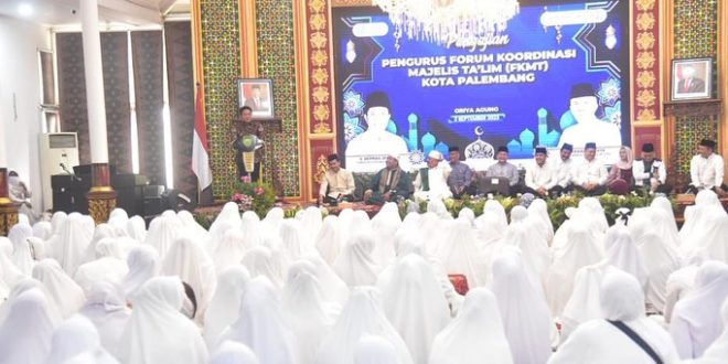Gubernur Provinsi Sumatera Selatan, Herman Deru, memberikan kata sambutan pada acacra pengajian bersama Pengurus Forum Koordinasi Majelis Taklim (FKMT) Kota Palembang, hari Sabtu tanggal 2 September 2023. (foto : Humas Pemprov Sumsel)