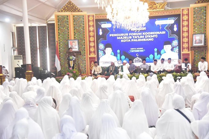 Gubernur Provinsi Sumatera Selatan, Herman Deru, memberikan kata sambutan pada acacra pengajian bersama Pengurus Forum Koordinasi Majelis Taklim (FKMT) Kota Palembang, hari Sabtu tanggal 2 September 2023. (foto : Humas Pemprov Sumsel)