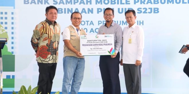 Herman Deru saat Meresmikan Program Bank Sampah Mobile Prabumulih di Kelurahan Wonosari, Kota Prabumulih, Rabu (30/8).