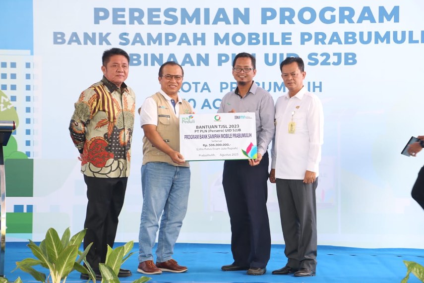 Herman Deru saat Meresmikan Program Bank Sampah Mobile Prabumulih di Kelurahan Wonosari, Kota Prabumulih, Rabu (30/8).