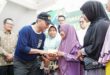 Pj. Bupati Kabupaten Musi Banyuasin, H. Apriyadi Mahmud, memberikan bantuan Program BANTU UMAK kepada masyarakat.