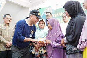 Pj. Bupati Kabupaten Musi Banyuasin, H. Apriyadi Mahmud, memberikan bantuan Program BANTU UMAK kepada masyarakat.
