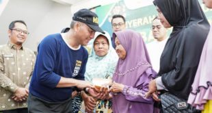 Pj. Bupati Kabupaten Musi Banyuasin, H. Apriyadi Mahmud, memberikan bantuan Program BANTU UMAK kepada masyarakat.