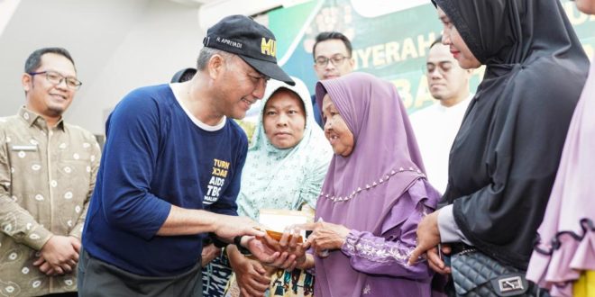 Pj. Bupati Kabupaten Musi Banyuasin, H. Apriyadi Mahmud, memberikan bantuan Program BANTU UMAK kepada masyarakat.
