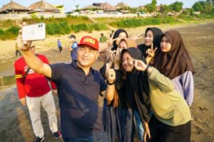 Pj. Bupati Kabupaten Musi Banyuasin, H. Apriyadi Mahmud, foto bersama warga yang mengunjungi Wisata Bongen, hari Sabtu tanggal 2 September 2023. (foto : Humas Pemkab Muba)