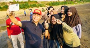 Pj. Bupati Kabupaten Musi Banyuasin, H. Apriyadi Mahmud, foto bersama warga yang mengunjungi Wisata Bongen, hari Sabtu tanggal 2 September 2023. (foto : Humas Pemkab Muba)