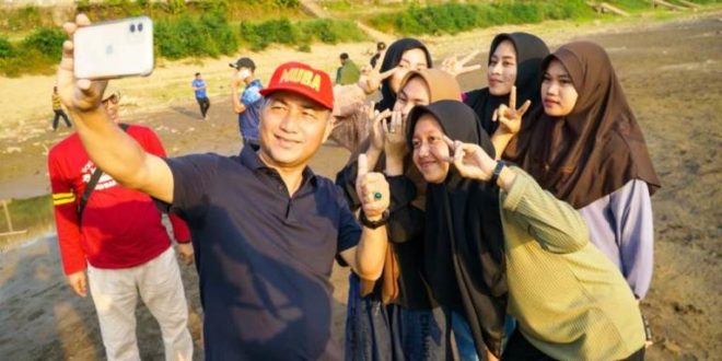 Pj. Bupati Kabupaten Musi Banyuasin, H. Apriyadi Mahmud, foto bersama warga yang mengunjungi Wisata Bongen, hari Sabtu tanggal 2 September 2023. (foto : Humas Pemkab Muba)