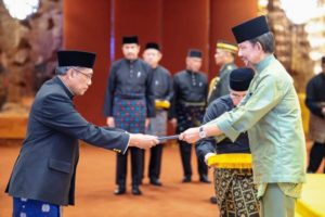 Duta Besar (Dubes) Luar Biasa dan Berkuasa Penuh (LBBP) Republik Indonesia untuk Brunei Darussalam, Achmad Ubaedillah, pada hari Rabu tanggal 13 September 2023, menyerahkan Surat-Surat Kepercayaan (Credentials) kepada Kebawah Duli Yang Maha Mulia Paduka Seri Baginda Sultan Haji Hassanal Bolkiah, Sultan dan Yang Di-Pertuan Negara Brunei Darussalam, di Istana Nurul Iman Bandar Seri Begawan. (foto : SMSI)
