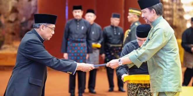 Duta Besar (Dubes) Luar Biasa dan Berkuasa Penuh (LBBP) Republik Indonesia untuk Brunei Darussalam, Achmad Ubaedillah, pada hari Rabu tanggal 13 September 2023, menyerahkan Surat-Surat Kepercayaan (Credentials) kepada Kebawah Duli Yang Maha Mulia Paduka Seri Baginda Sultan Haji Hassanal Bolkiah, Sultan dan Yang Di-Pertuan Negara Brunei Darussalam, di Istana Nurul Iman Bandar Seri Begawan. (foto : SMSI)