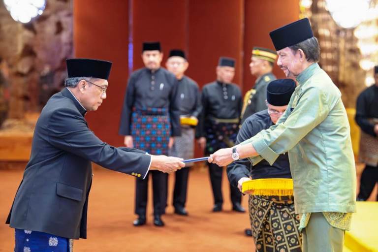 Duta Besar (Dubes) Luar Biasa dan Berkuasa Penuh (LBBP) Republik Indonesia untuk Brunei Darussalam, Achmad Ubaedillah, pada hari Rabu tanggal 13 September 2023, menyerahkan Surat-Surat Kepercayaan (Credentials) kepada Kebawah Duli Yang Maha Mulia Paduka Seri Baginda Sultan Haji Hassanal Bolkiah, Sultan dan Yang Di-Pertuan Negara Brunei Darussalam, di Istana Nurul Iman Bandar Seri Begawan. (foto : SMSI)