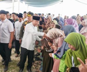 Pj. Bupati Kabupaten Musi Banyuasin, H. Apriyadi Mahmud, menghadiri langsung Tabligh Akbar Peringatan Maulid Nabi Muhammad SAW 1445 H/2023 M di Lapangan Bola Kaki Desa Bumi Kencana, Kecamatan Sungai Lilin, Kabupaten Musi Banyuasin (Muba), Provinsi Sumatera Selatan (Sumsel).