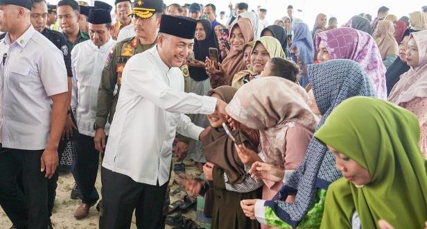 Pj. Bupati Kabupaten Musi Banyuasin, H. Apriyadi Mahmud, menghadiri langsung Tabligh Akbar Peringatan Maulid Nabi Muhammad SAW 1445 H/2023 M di Lapangan Bola Kaki Desa Bumi Kencana, Kecamatan Sungai Lilin, Kabupaten Musi Banyuasin (Muba), Provinsi Sumatera Selatan (Sumsel).
