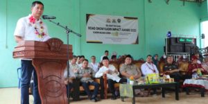 ketua KADIN SUMSEL, Affandi Udji, saat berkunjung ke Desa Banu Ayu, Kecamatan Empat Petulai Dangku, Kabupaten Muara Enim, bersama Pj. Bupati Muara Enim, Ahmad Rizali. (foto : KADIN Sumsel)