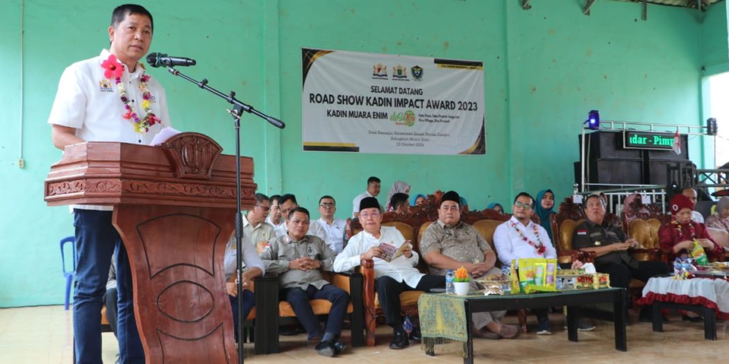 ketua KADIN SUMSEL, Affandi Udji, saat berkunjung ke Desa Banu Ayu, Kecamatan Empat Petulai Dangku, Kabupaten Muara Enim, bersama Pj. Bupati Muara Enim, Ahmad Rizali. (foto : KADIN Sumsel)