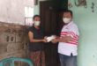 Calon Anggota DPRD Kota Palembang dari Partai Kebangkitan Nusantara, Oyong Hairudin, membagikan masker kepada warga, hari Minggu tanggal 1 Oktober 2023.