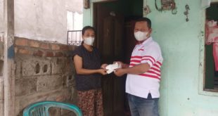 Calon Anggota DPRD Kota Palembang dari Partai Kebangkitan Nusantara, Oyong Hairudin, membagikan masker kepada warga, hari Minggu tanggal 1 Oktober 2023.