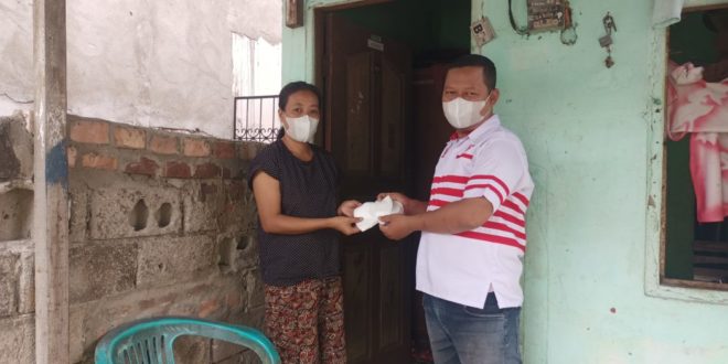 Calon Anggota DPRD Kota Palembang dari Partai Kebangkitan Nusantara, Oyong Hairudin, membagikan masker kepada warga, hari Minggu tanggal 1 Oktober 2023.