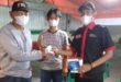 Ketua Pimpinan Kecamatan (Pimcam) Partai Kebangkitan Nusantara (PKN) Bukit Kecil Kota Palembang, M. Idris, memberikan masker kepada warga dalam rangka antisipasi batuk dan sesak napas dikarenakan kabut asap, pada hari Selasa tanggal 3 Oktober 2023.