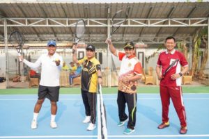 Pj. Bupati Kabupaten Musi Banyuasin, H. Apriyadi Mahmud, bersama jajaran Forkompimda, melakukan pertandingan Tenis Lapangan dalam rangka meresmikan penggunaan Lapangan Tenis di Pengadilan Agama Sekayu, pada hari Selasa tanggal 3 Oktober 2023. (foto : Humas Pemkab Muba)