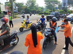 adan Penanggulangan Bencana Daerah (BPBD) bersama pihak terkait, mulai membagikan masker secara gratis kepada warga yang melintas dalam Kecamatan Sekayu, pada hari Rabu tanggal 4 Oktober 2023. (foto : Humas Pemkab Muba)